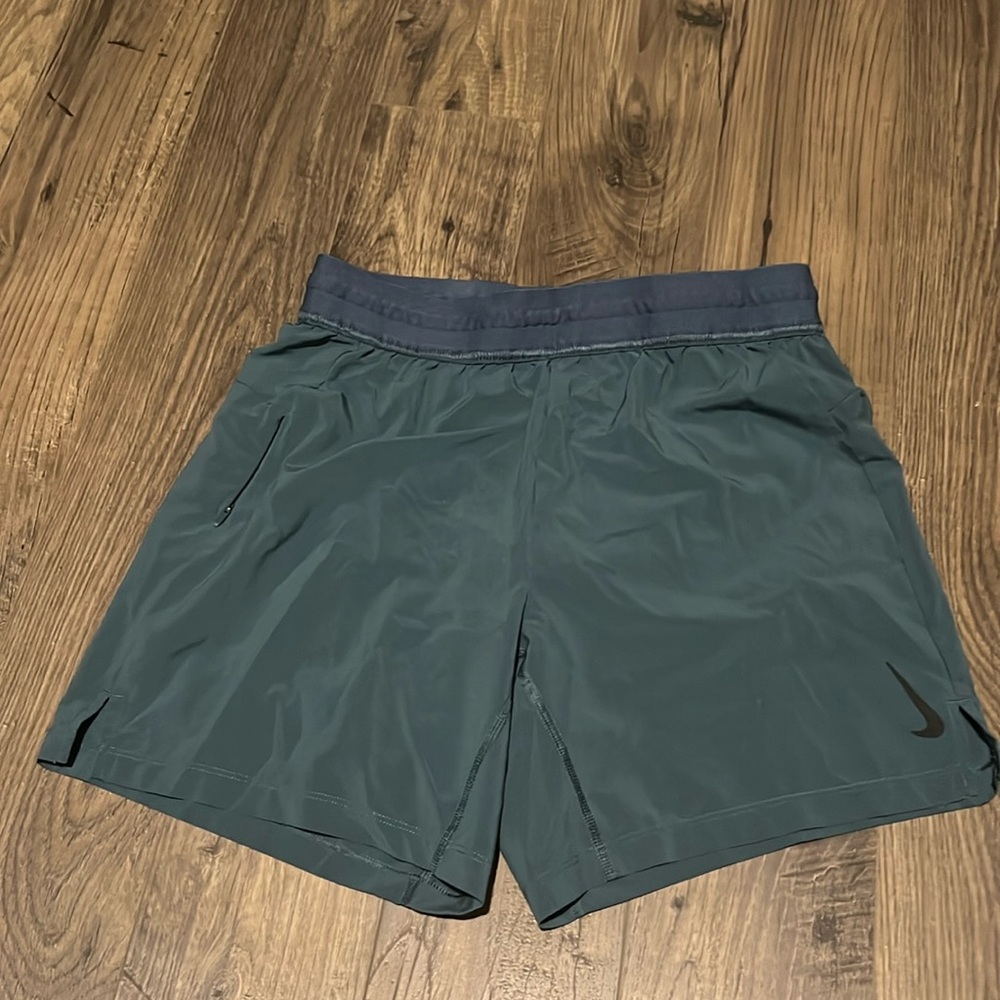 Nike Men’s Yoga Shorts Size Medium Blue Lined